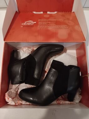 New Abeo Black Leather & Suede Chelsea Booties with Low Block Heel Size 9